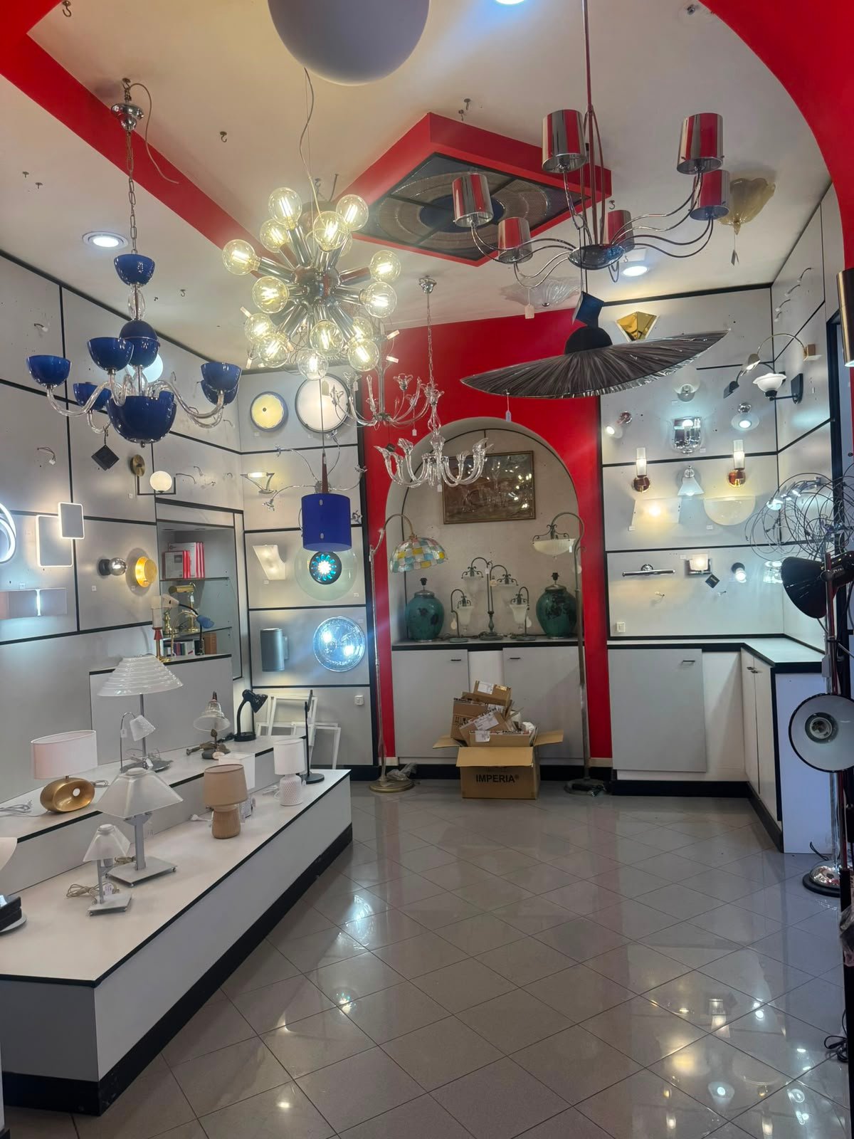 Interno del negozio A.T. Impianti con lampadari accesi